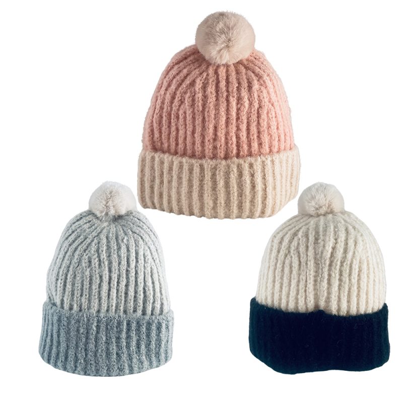 Trendy strikhue med kvast og foldekant